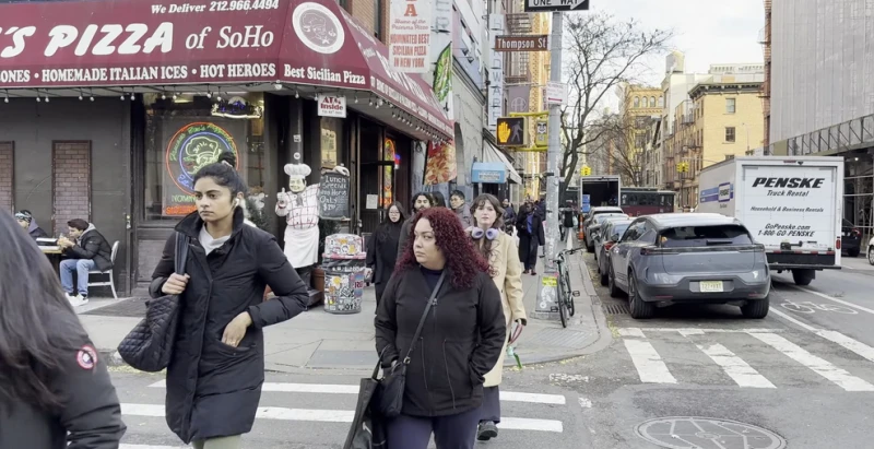 Die US-Notenbank Federal Reserve beließ die Zinssätze unverändert und betonte nicht länger die Abwärtsrisiken für die Beschäftigung.