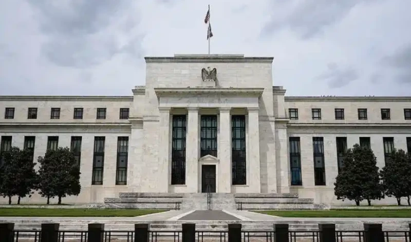 Die US-Notenbank Federal Reserve gab bekannt, die Zinssätze unverändert zu lassen, zwei Gouverneure stimmten dagegen.