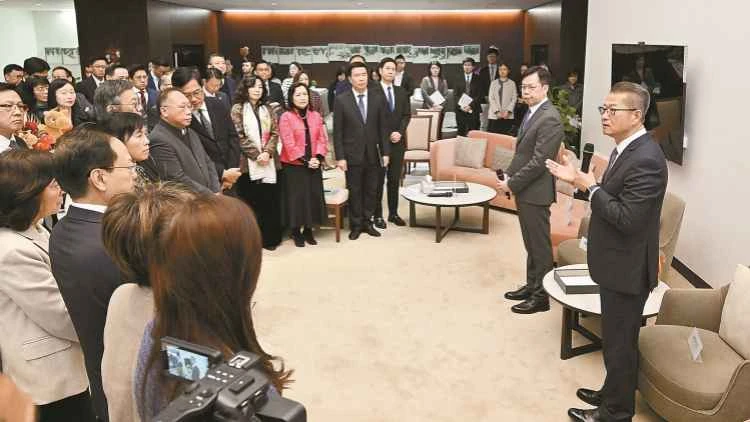 Der 15. Fünfjahresplan weist den Weg für Hongkongs Entwicklung. Paul Chan: Stärkung der Technologie- und Industrieverbindungen zum Wohle des Landes.