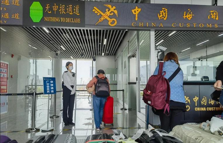 In der ersten Woche des Reiseansturms zum Frühlingsfest ging die Zahl der Passagiere, die zwischen China und Japan reisten, im Vergleich zum Vorjahr um etwa 54 % zurück.