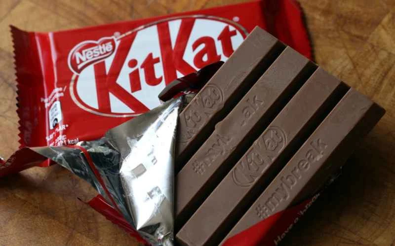 Ein Lkw mit zwölf Tonnen KitKat-Schokolade wurde auf dem Transportweg gestohlen; sein Verbleib ist unbekannt, was Befürchtungen hinsichtlich möglicher Lieferengpässe zu Ostern auslöst. (Associated Press) 货车运载巧克力途中被盗 12吨 KitKat 下落不明 复活节供应恐短缺。美联社