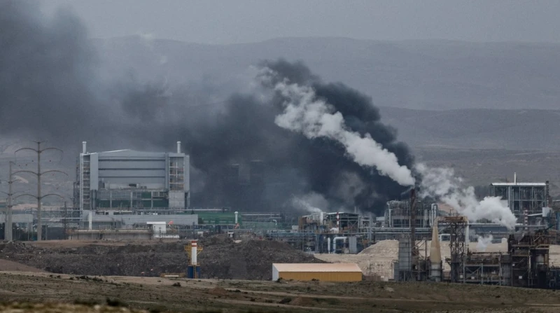 In einer Chemiefabrik im Süden Israels wurde eine Rakete abgefeuert, wobei mehr als 20 Menschen verletzt wurden und erste Berichte über ein gefährliches Chemikalienleck die Runde machten.