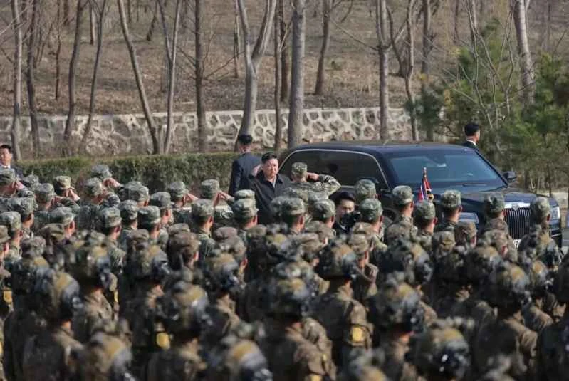 Kim Jong Un inspiziert neue Motoren, Panzer und Spezialeinheiten.