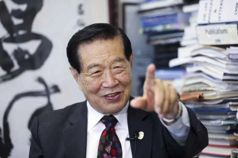 Der renommierte chinesisch-amerikanische Gerichtsmediziner Henry Lee ist verstorben. | In seinem Testament verfügt er, dass er alle seine Organe, außer seinen Augen, vermachen darf: „Wenn es einen Himmel oder eine Hölle gibt, werde ich sie als Nahrung behalten.“